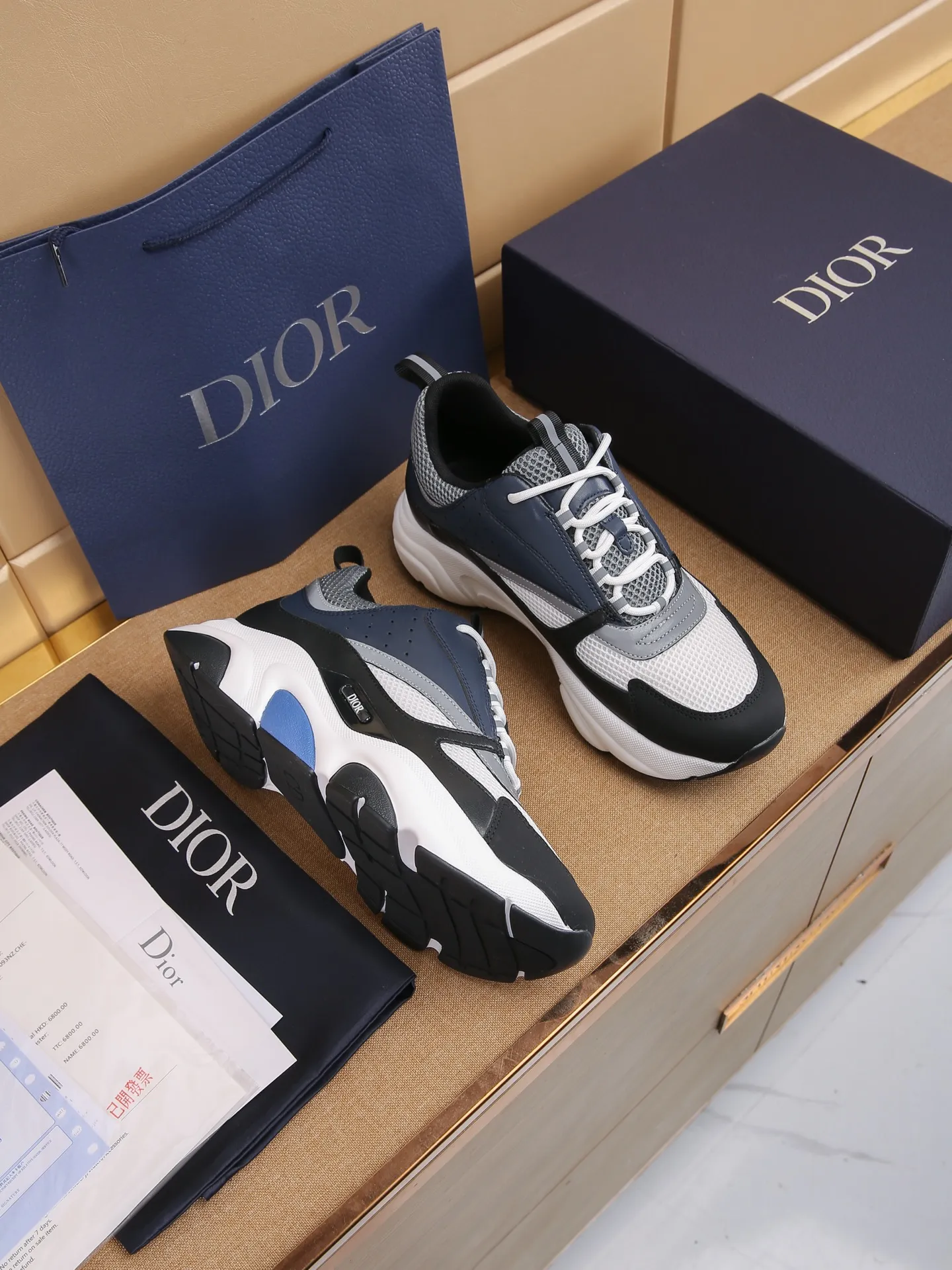 Factory price: 460💰Dior’s top version of D’s b22 men’s sports shoes. Inspired by retro running styles, the chunky low-top silhouette features gray calf leather and blue and white mesh fabric uppers, atop a black, white and blue engraved rubber sole. Nylon ribbon accents the blue mesh tongue and heel counter, and a "dio~" logo appears on the side. Pair it with a suit for a striking contrast and add a sportswear-chic edge to your look. The thick sole can be about 4cm~ Size: 38-45, [46, 47 customized]